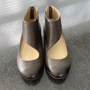 Cut-out spring booties. NW/OT. Brown, back zip, man-made, 7.5. Cute, different